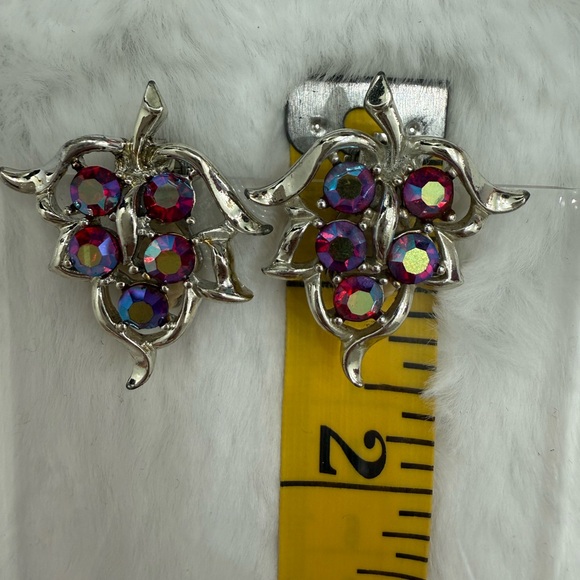 Vintage Sarah Coventry Aurora Borealis (iridescent) Clip-on Earrings - Picture 9 of 9